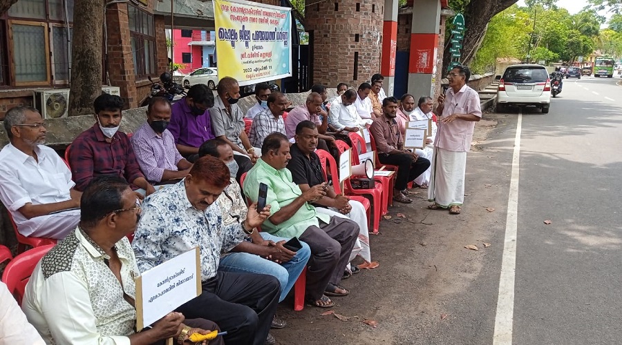 contractors hold dharna before kollam district panchayat against lapsing funds Kollam